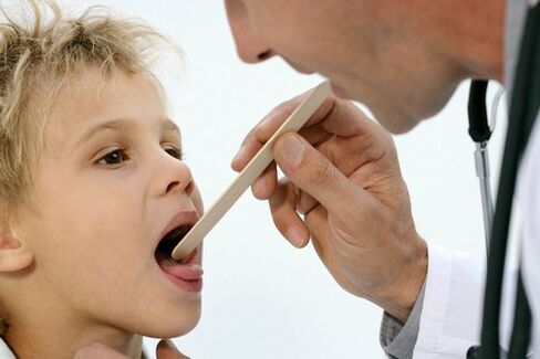 arst uurib psoriaasi põdeva lapse kõri